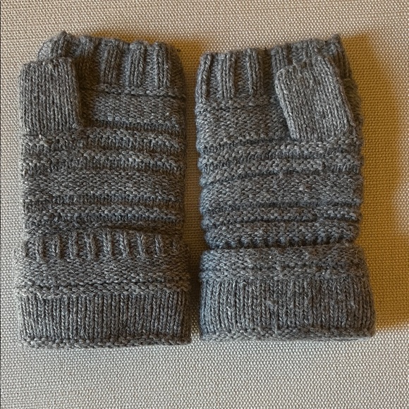 Fingerless Gloves with Rhinestone Button - Picture 3 of 4